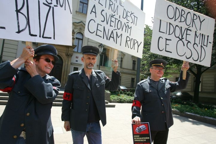 Recesisté parodovali před Strakovou akademií členy Lidových milicí.