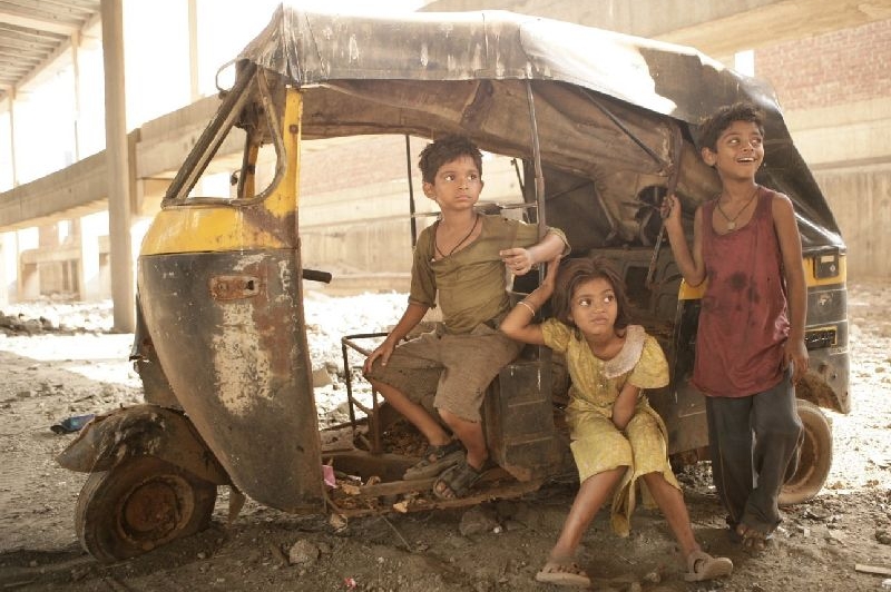 Film ukazuje bídu slumů v Bombaji.