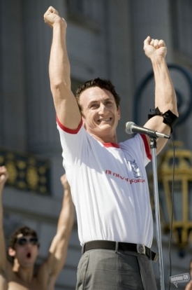 Harvey Milk uměl řečnit a ovládat davy.