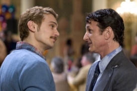 Sean Penn (vpravo) v hlavní roli biografického snímku Milk.