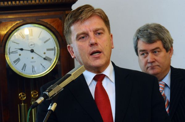 Předseda sněmovny Miloslav Vlček (vlevo) chce reformovat platy kolegů.
