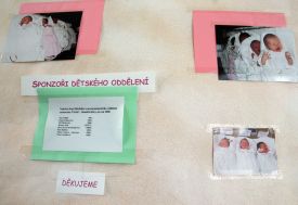 n&aacute;stěnka se jm&eacute;ny sponzorů dětsk&eacute;ho oddělen&iacute; v třeb&iacute;čsk&eacute; nemocnici