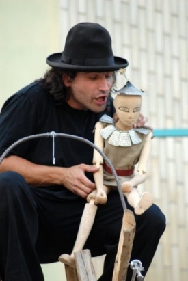 Prvním účinkujícím festivalu bylo Divadlo Mimotaurus.