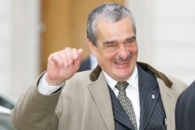 Ministr zahraničních věcí Karel Schwarzenberg mění diplomatickou mapu.