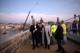 Na opravy Karlova mostu se přišel podívat i ministr Jehlička. Na opravy Karlova mostu se přišel podívat i ministr Jehlička.