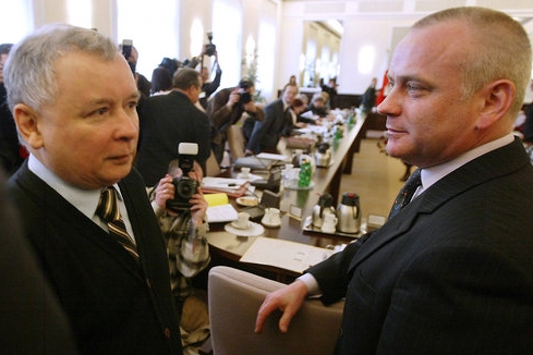 Polský premiér Jaroslaw Kaczyński hovoří s novým ministrem obrany Aleksandrem Szczyglem.
