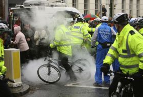 Hasič olympijského ohně pohořel. Policisté  mu vytrhávají minimax.