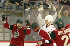 Hokejisté Minnesoty Wild se radují z vítězství.
