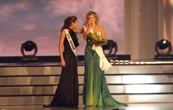 Korunku předala královně krásy Miss Universe Dayana Mendozaová. Korunku předala královně krásy Miss Universe Dayana Mendozaová.