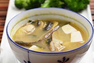 Tradiční japonská snídaně: polévka s pastou miso. Tradiční japonská snídaně: polévka s pastou miso.
