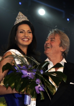 Vítězka České Miss Eliška Bučková a předseda poroty Alain Delon.