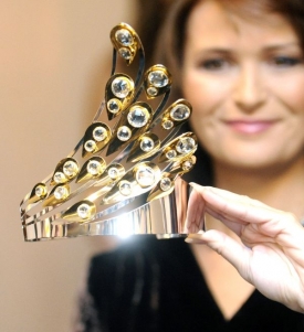 Michaela Mal&aacute;čov&aacute; s korunkou pro novou Českou Miss 2009.