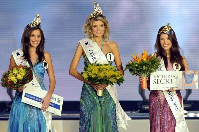 Miss Iveta Lutovská s Terezou Budkovou (vlevo) a Zinou Šťovíčkovou. Miss Iveta Lutovská s Terezou Budkovou (vlevo) a Zinou Šťovíčkovou.