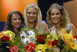 Nov&aacute; Miss World Junior Anna Vernotov&aacute; se Srbska uprostřed