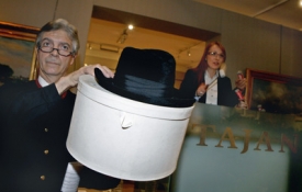 Klobouk bývalého prezidenta Françoise Mitterranda v dražbě