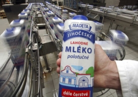Čeští farmáři omezí mlékárnám dodávky mléka.