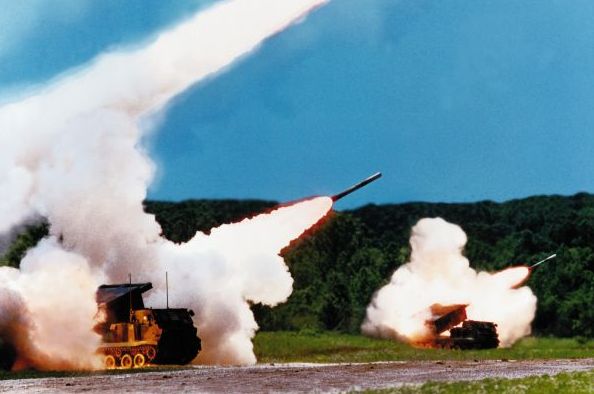 Americký raketomet MLRS. Americký raketomet MLRS.