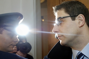 Vladimír Mlynář přichází k Vrchnímu soudu v Praze.