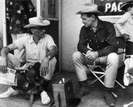 Arthur Miller a Clark Gable při nat&aacute;čen&iacute; filmu Mustangov&eacute;.