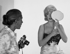 Fotografie se z&aacute;kulis&iacute; nat&aacute;čen&iacute; filmu Mustangov&eacute; s Myrilyn Monroe.