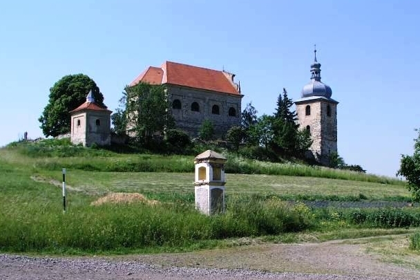 Zdálky zdivo září. Zblízka je to jinak. Zdálky zdivo září. Zblízka je to jinak.