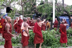 Buddhističtí mniši odklízejí pozůstatky cyklónu Nergis.