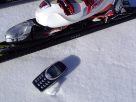 Mobil na boule neberte. Zvlášť když máte psa se zvláštním apetitem.