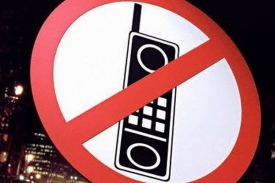 ve věznici platí zákaz mobilů, realita je však poněkud jiná.