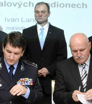 Policejn&iacute; &scaron;&eacute;f Oldřich Martinů a fotbalov&yacute; &scaron;&eacute;f Pavel Mokr&yacute; (vpravo).