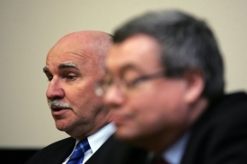 Členov&eacute; VV Pavel Mokr&yacute; (vlevo) a V&aacute;clav Chv&aacute;la na sjezdu v Nymburku.