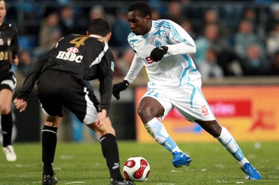 Mamadou Niang z Marseille (vpravo) se snaží obejít Francoise Modesta.