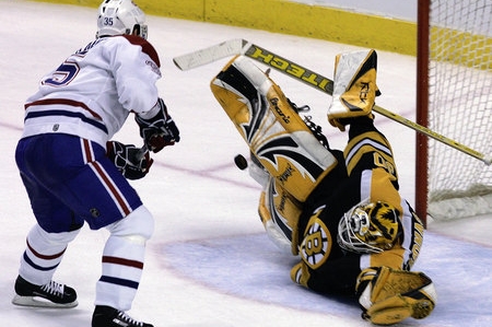 Montrealský Tomáš Plekanec překonává Tima Thomase z Bostonu