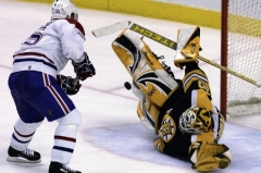 Montrealský Tomáš Plekanec překonává Tima Thomase z Bostonu