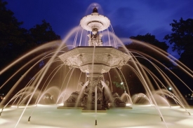 Monumentální kašna v Anglickém parku. Monumentální kašna v Anglickém parku.