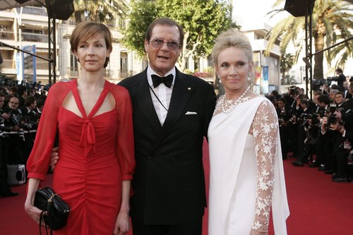 Herec Roger Moore s manželkou a dcerou Herec Roger Moore s manželkou a dcerou