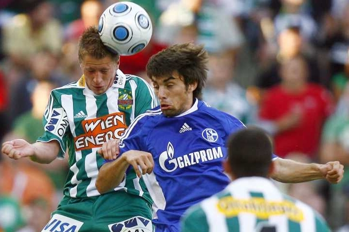 Fotbalový záložník Jan Morávek (v modrém).