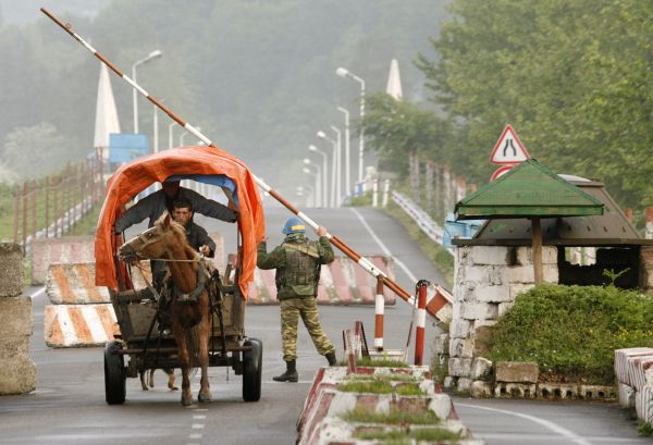 Přechod na ostře sledované hranici hlídají ruské mírové jednotky. Přechod na ostře sledované hranici hlídají ruské mírové jednotky.