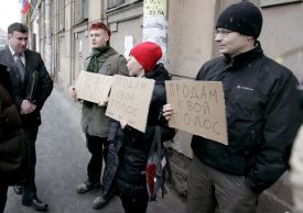 &quot;Prodám svůj hlas,&quot; stojí na kartonu lidí před volební místností