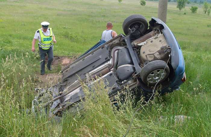 Nehoda u mostu si vyžádala dva lidské životy. Auto skončilo v příkopě.