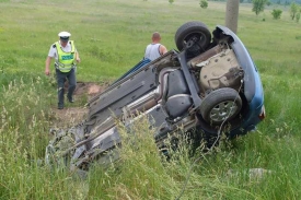 Nehoda u mostu si vyžádala dva lidské životy. Auto skončilo v příkopě.