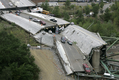 Zřícený most v americkém městě Minneapolis.