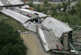 Zřícený most v americkém městě Minneapolis.
