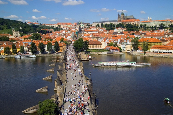 Karlův most potřebuje víc oprav, než se čekalo.