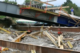 Dnes jezdí vlaky ve Studénce přes centrum města.