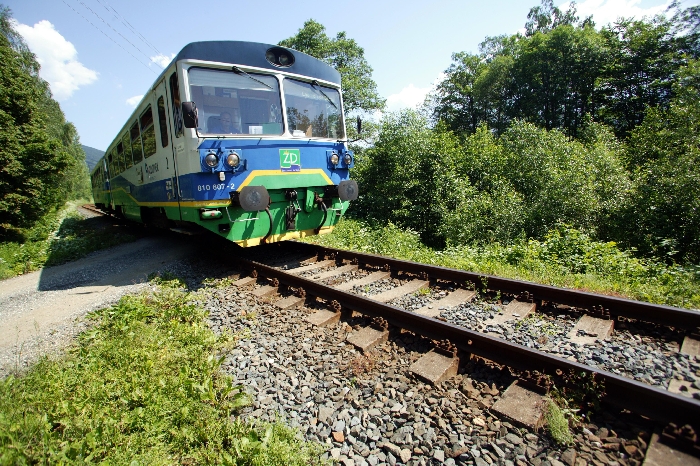 Osobnímu motorovému vozu vzplál podvozek.