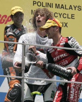 Hiroshi Aoyama a Alvaro Bautista stříkají šampaňské na nového mistra.