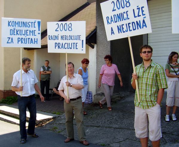 Zastupitelé opoziční ODS vyšli proti komunistům.
