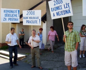 Zastupitelé opoziční ODS vyšli proti komunistům.