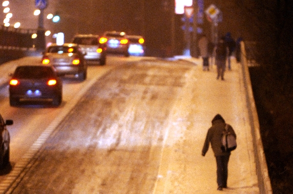 Před náledím varují meteorologové řidiče i chodce.