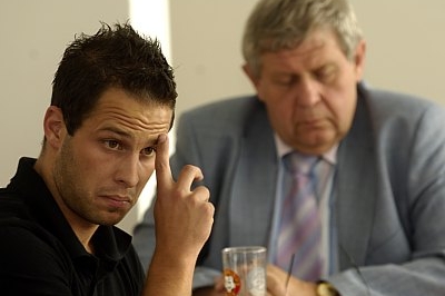Potrestaný fotbalista Tomáš Mrázek (vpředu) před disciplinární komisí.